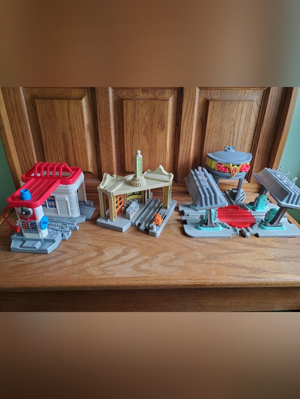 Fisher-Price GeoTrax Disney Pixar Cars Special Edition & bonus gas station